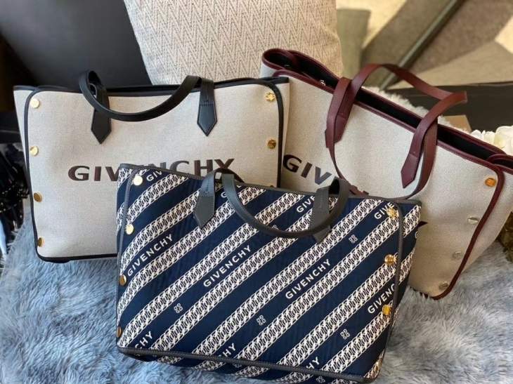 Picture of Givenchy Handbags _SKUfw240169474fw